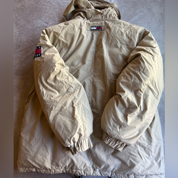 Vintage Tommy Hilfiger Men's Beige Puffer Jacket - Picture 6 of 10